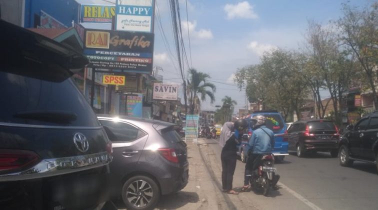 Bahu Jalan Jadi Parkir Liar, Pejalan Kaki Tak Nyaman di Sekitar USU