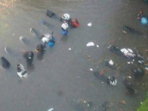 Tulisan “Surabaya Banjir, Bu Risma Nyengir” Viral di Medsos, Sang Penulis Dihujat