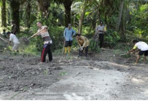 Bupati Surya Bersama Warganya Gotong Royong Memperbaiki Jalan di Asahan