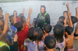 Ketua PKK Tanjungbalai Kampanye Anti Sampah Plastik Kepada Anak-Anak di Sungai
