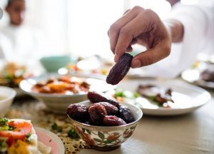 “Makan Saat Lapar Berhenti Sebelum Kenyang” Juga Hadis Palsu, Ini Penjelasannya