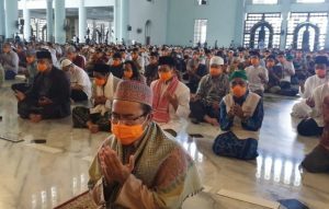 Ramadan Berlalu, Warga Kembali Diizinkan Salat di Masjid