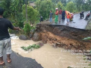 Bulukumba Dilanda Banjir dan Longsor, 57 Ekor Sapi Hanyut