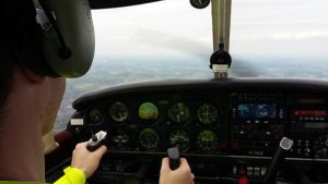 Cara Menjadi Pilot Penerbangan Profesional, Tips dari Robot AI