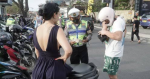 Depresi Kehabisan Uang, Cewek Bule Jalan-jalan Sambil Telanjang di Bali