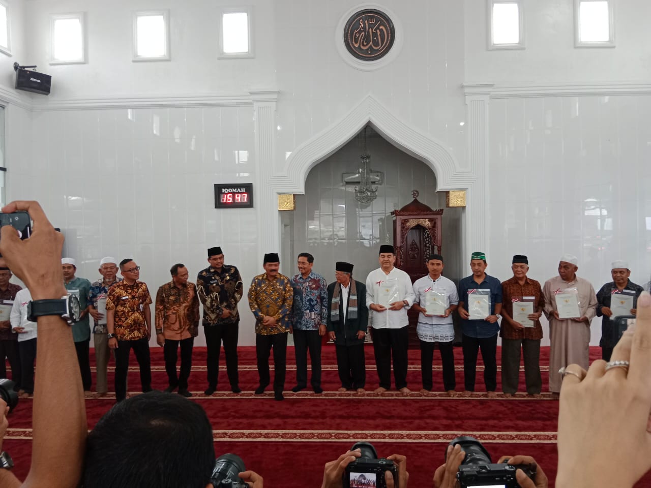 Menteri ATR Serahkan Sertifikat Tanah Wakaf Masjid Fajar Ramadhan Medan Johor