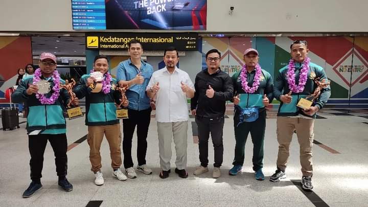 Herry Zulkarnain Sambut Kepulangan Pahlawan Binaraga Sumut di Kualanamu
