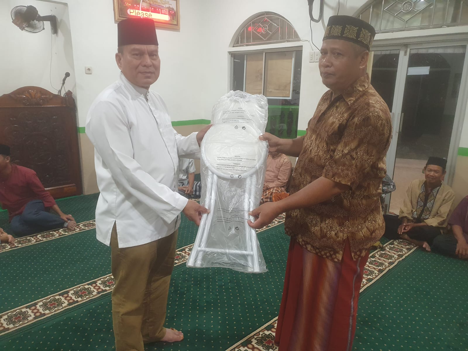 Bantu Lansia, Datuk Syaiful Azhar Serahkan Kursi untuk Salat di Masjid Al Hidayah