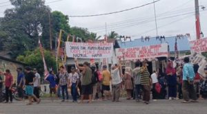 Aksi Gantung BH Minta Kades di Langkat Dicopot Karena Diduga Selingkuh Berujung Bentrok