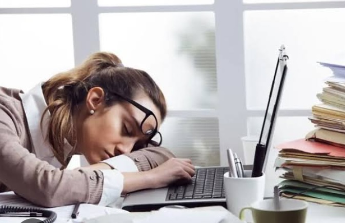 Sleep Call, Maraton Drakor Hingga Scrolling Medsos Bikin Tidur Berantakan, Ini Akibatnya