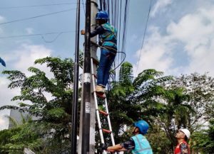 PLN Icon Plus Sumbagut Lakukan Perapihan dan Simplikasi Kabel di Medan