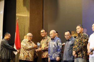 Pjs Bupati Toba Agustinus Panjaitan Raih Sahabat Pers Award