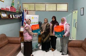 Sambangi SDN 060812 Medan, Srikandi PLN Icon Plus Serahkan Bantuan TJSL
