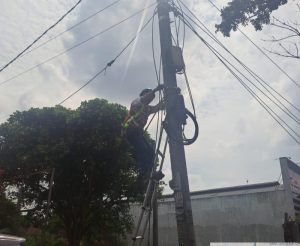 Memasuki Masa Penghujan, PLN Icon Plus Sumbagut Rapikan Kabel Fiber Optic