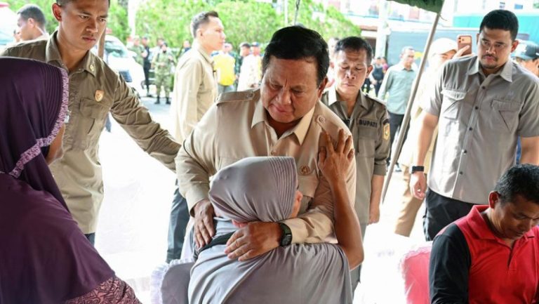 Tinggalkan Warganya yang Dilanda Bencana, Presiden Prabowo Minta Mendagri Copot Bupati Aceh Selatan