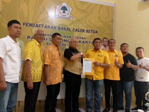 Andar Amin Harahap Ambil Formulir Calon Ketua Golkar Sumut