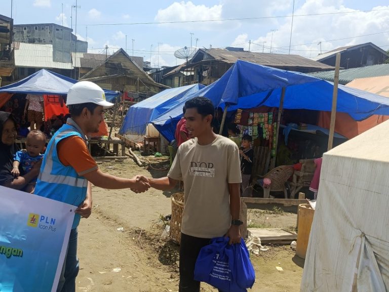 PLN Icon Plus Lanjutkan Penyerahan Sembako ke Tenda Pengungsian Bencana Kuala Simpang